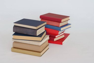Beyaz üzerine kitap yığını