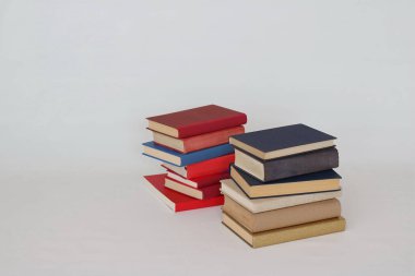 Beyaz üzerine kitap yığını