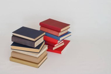 Beyaz üzerine kitap yığını