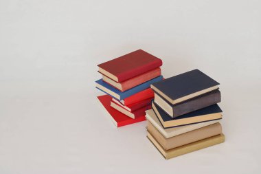 Beyaz üzerine kitap yığını