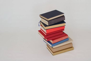 Beyaz üzerine kitap yığını