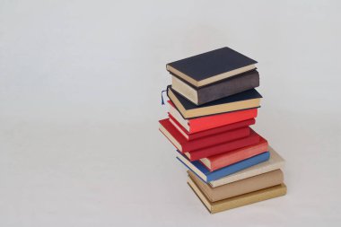 Beyaz üzerine kitap yığını