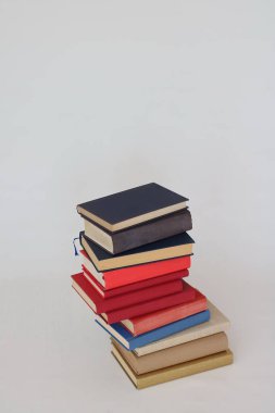 Beyaz üzerine kitap yığını