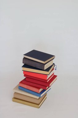 Beyaz üzerine kitap yığını