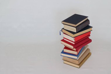 Beyaz üzerine kitap yığını