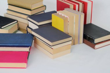 Beyaz üzerine kitap yığını