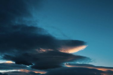 Beyaz bulutlu mavi gökyüzü