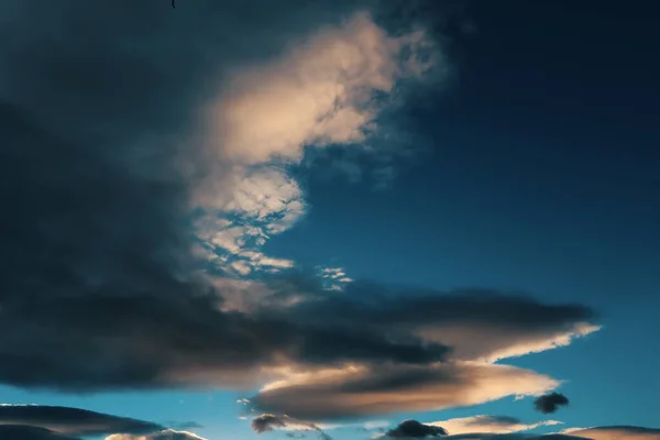 Blauwe Lucht Met Witte Wolken — Stockfoto