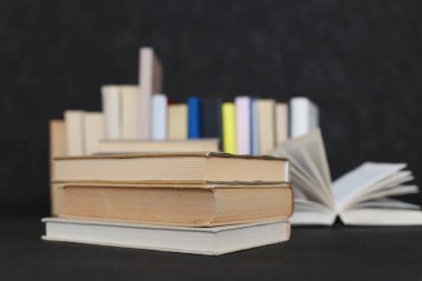 Siyah arkaplan kitapları