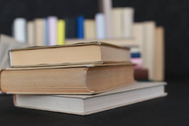 Siyah arkaplan kitapları