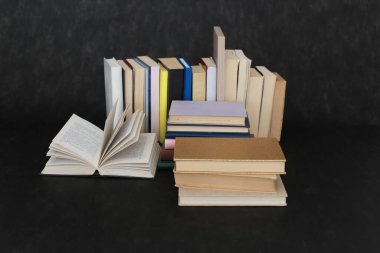 Siyah arkaplan kitapları