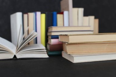 Siyah arkaplan kitapları
