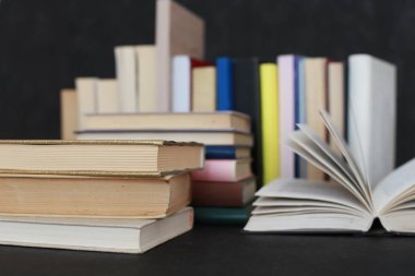 Siyah arkaplan kitapları