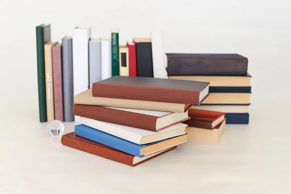 Stapel Von Büchern Auf Weißem Hintergrund — Stockfoto