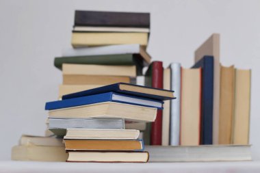 Beyaz arkaplan üzerine kitap yığını