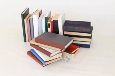 Beyaz arkaplan üzerine kitap yığını