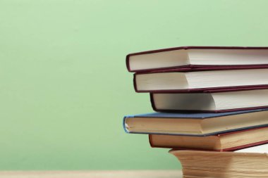 Masada bir yığın kitap