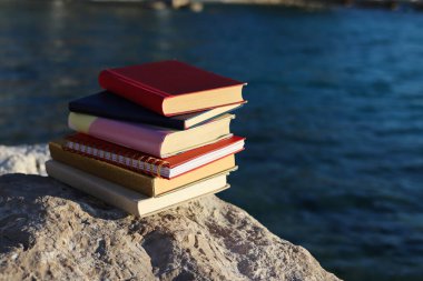 Sahilde deniz kenarında kitaplar.
