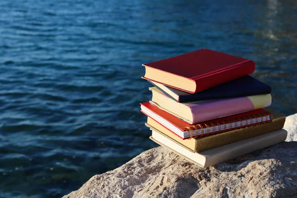 Bücher Strand Meer — Stockfoto