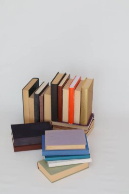 Beyaz üzerine kitap yığını