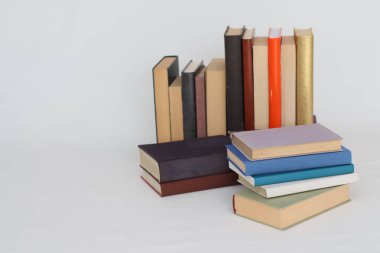 Beyaz üzerine kitap yığını