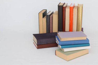 Beyaz üzerine kitap yığını