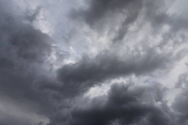  Kara gökyüzü ve yağmur bulutları