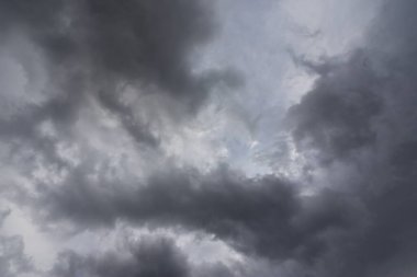  Kara gökyüzü ve yağmur bulutları