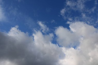 Beyaz bulutlu mavi gökyüzü