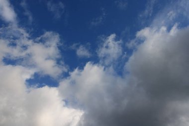 Beyaz bulutlu mavi gökyüzü