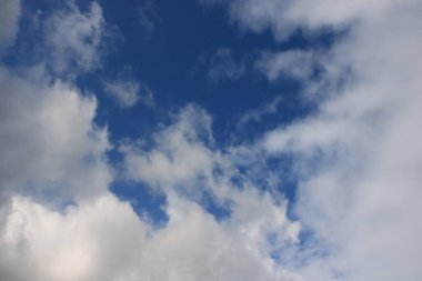 Beyaz bulutlu mavi gökyüzü