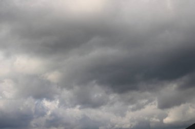 Beyaz bulutlu mavi gökyüzü