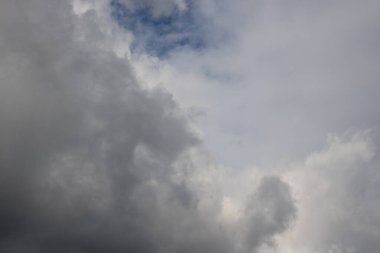 Beyaz bulutlu mavi gökyüzü