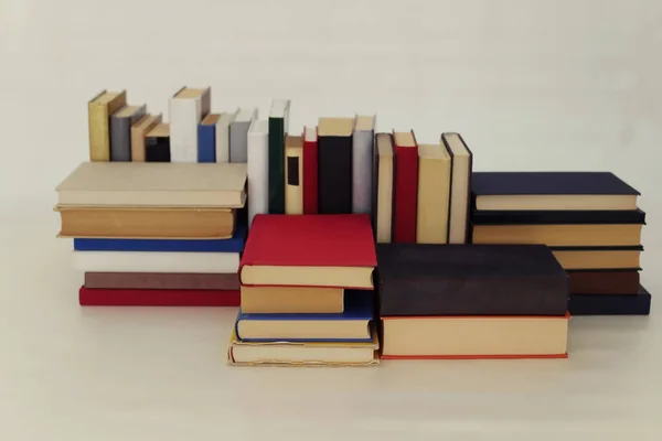 Stapel Bücher Auf Weißem Papier — Stockfoto