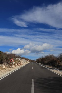  Yolun üstünde beyaz bulutlu mavi gökyüzü