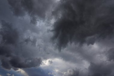 Koyu yağmur bulutlarıyla gökyüzü