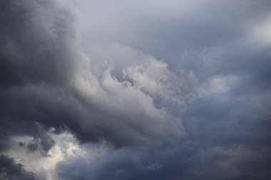 Koyu yağmur bulutlarıyla gökyüzü