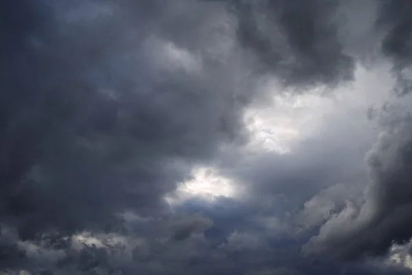 Himmel Mit Dunklen Regenwolken — Stockfoto