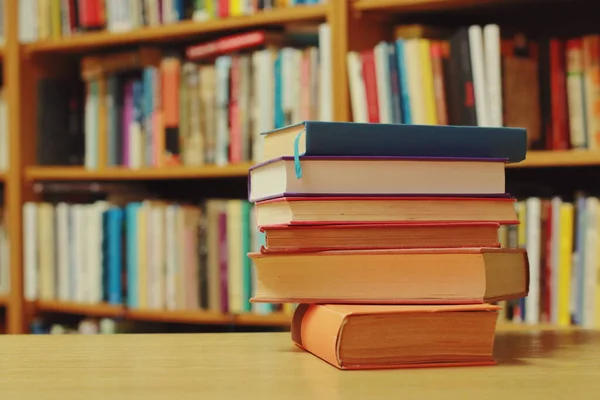 Empilement Livres Sur Table Dans Bibliothèque — Photo