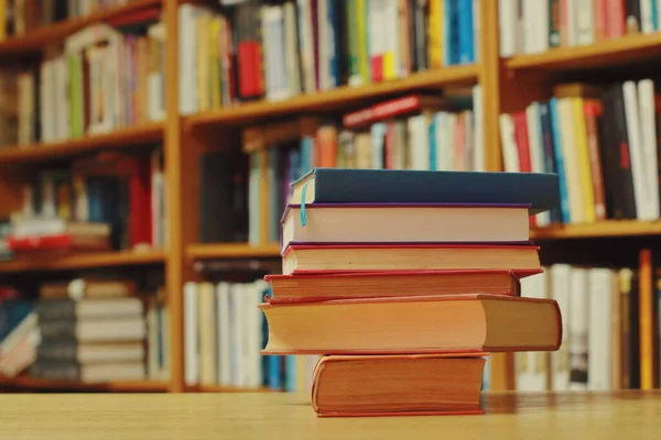 Empilement Livres Sur Table Dans Bibliothèque — Photo