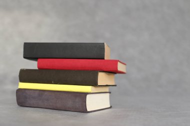 Gri arkaplan üzerine kitap yığını
