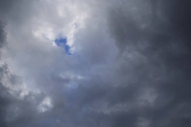 Koyu yağmur bulutlarıyla gökyüzü