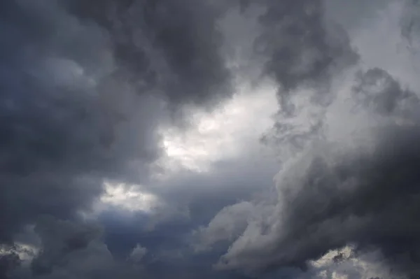 Koyu Yağmur Bulutlarıyla Gökyüzü — Stok fotoğraf