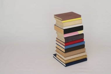 Beyaz arkaplan üzerine kitap yığını