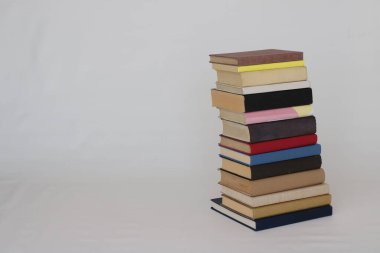 Beyaz arkaplan üzerine kitap yığını
