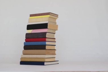 Beyaz arkaplan üzerine kitap yığını