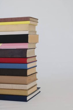 Beyaz arkaplan üzerine kitap yığını
