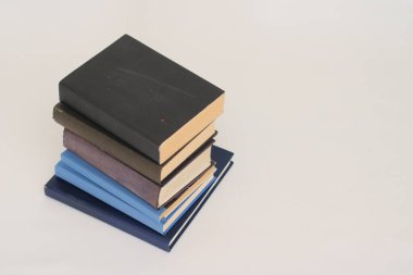 Beyaz arkaplan üzerine kitap yığını