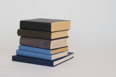 Beyaz arkaplan üzerine kitap yığını