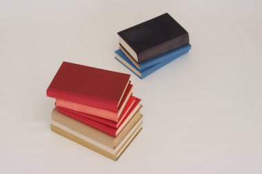 Beyaz arkaplan üzerine kitap yığını